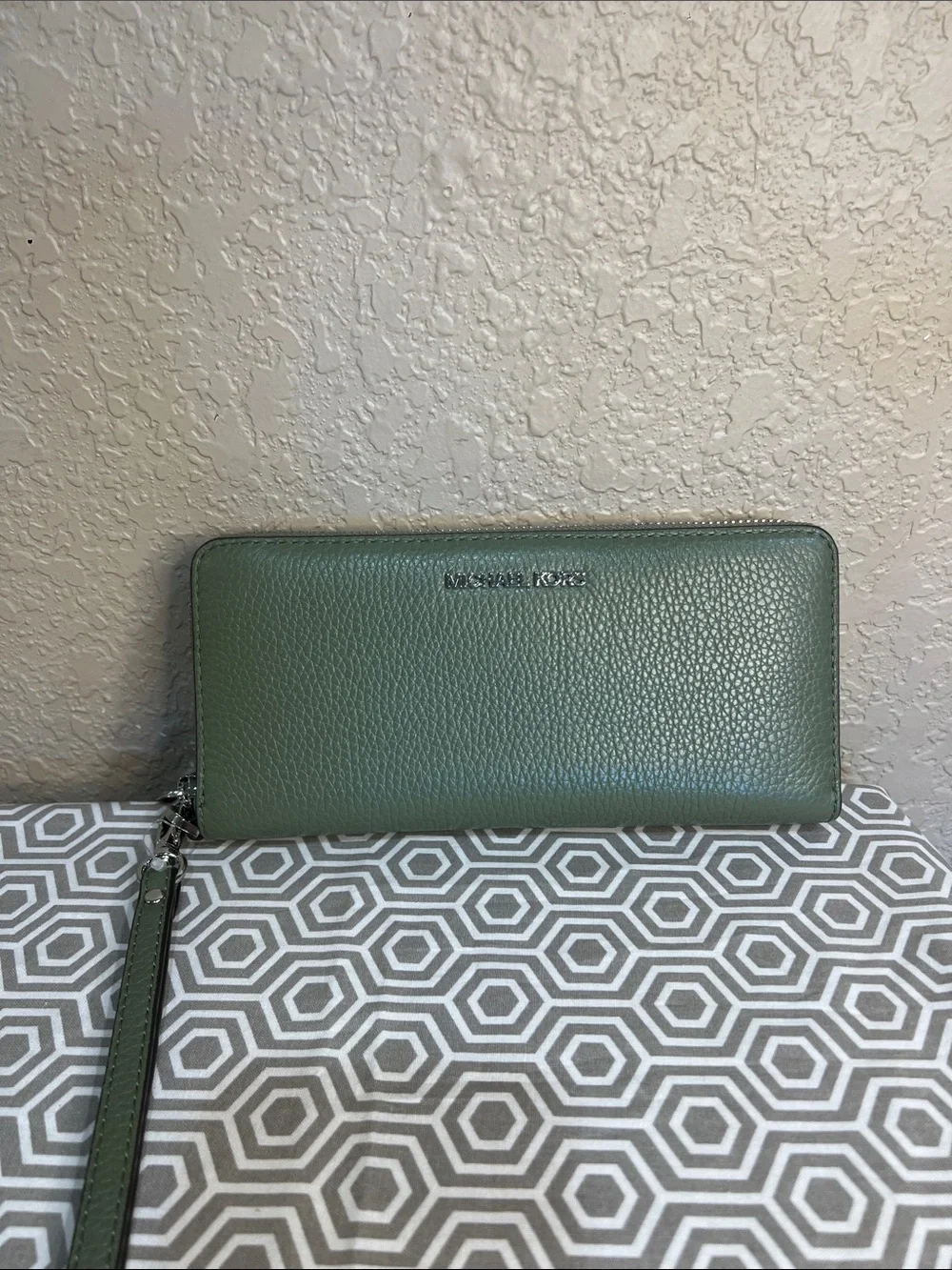 Michael Kors ARMY GREEN LG TRVL continental wallet leather w/detachable strap